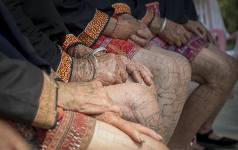 纹身的人老了会成什么,老了以后纹身会变成什么样