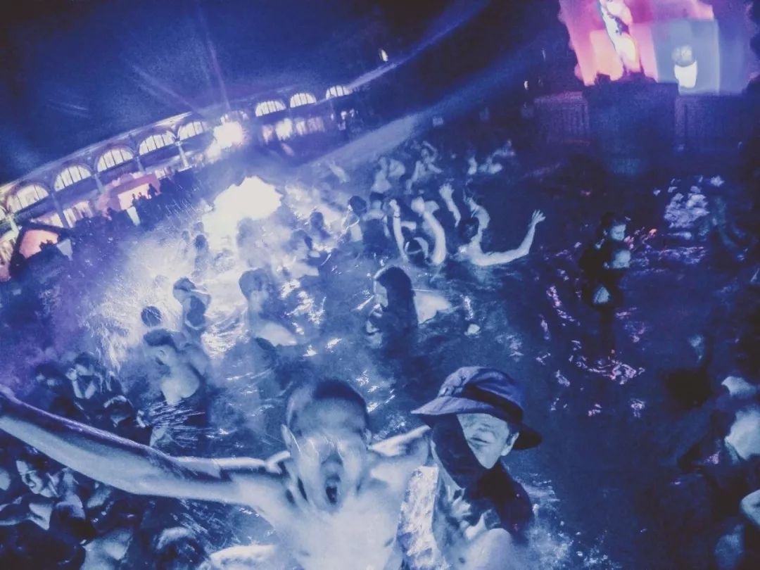 95后开着五菱环游世界,95后开面包车环游世界