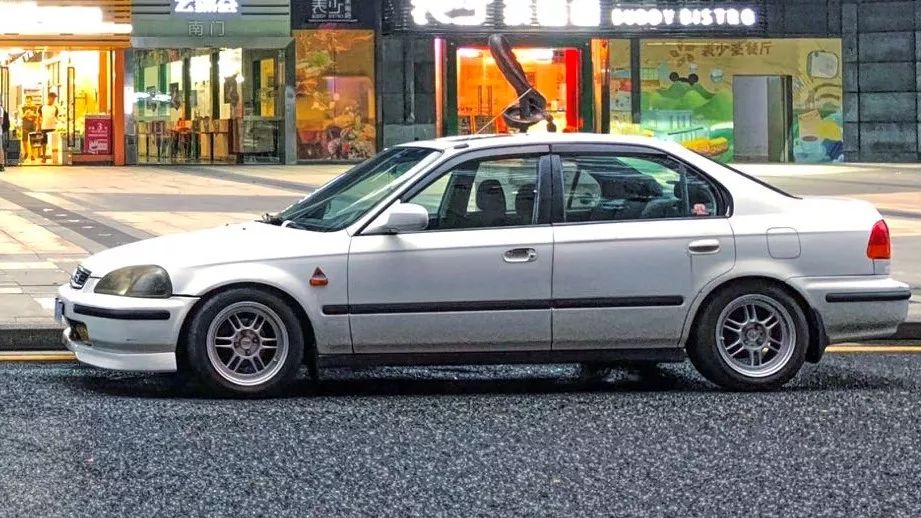 这台思域当年售价比雅阁还贵，如今车友为情怀将其收入囊中