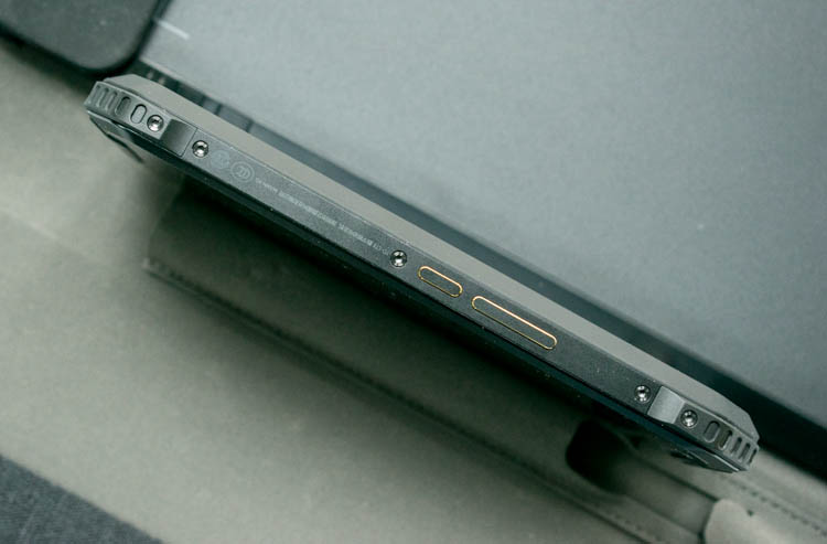 手机掉水里当场拿起来,手机掉入水中还可以正常使用