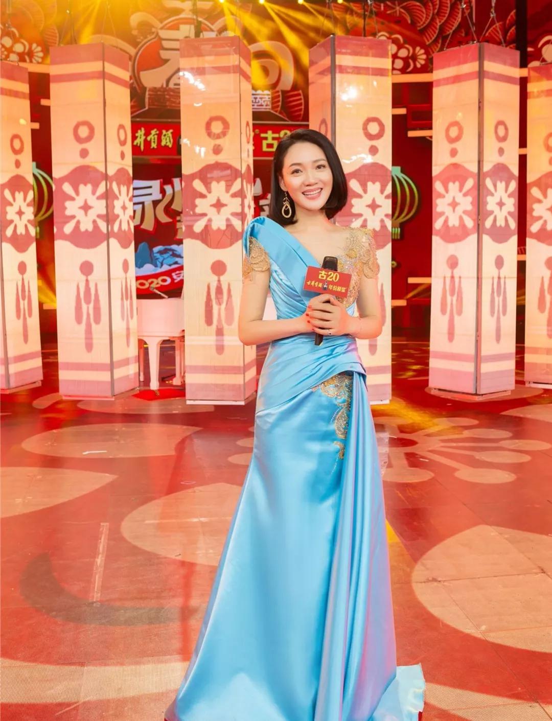 安徽台一姐周群台下好嚣张,安徽台一姐周群艺术照