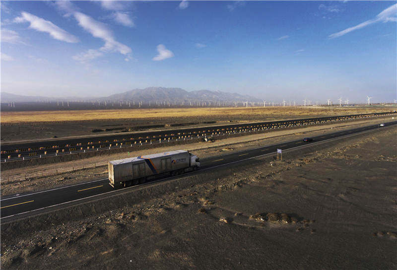 快递业的卡车司机们：一天只吃1顿饭也可能耽误时效、犹豫2秒钟单子就被抢走、一不留神货还会被偷走