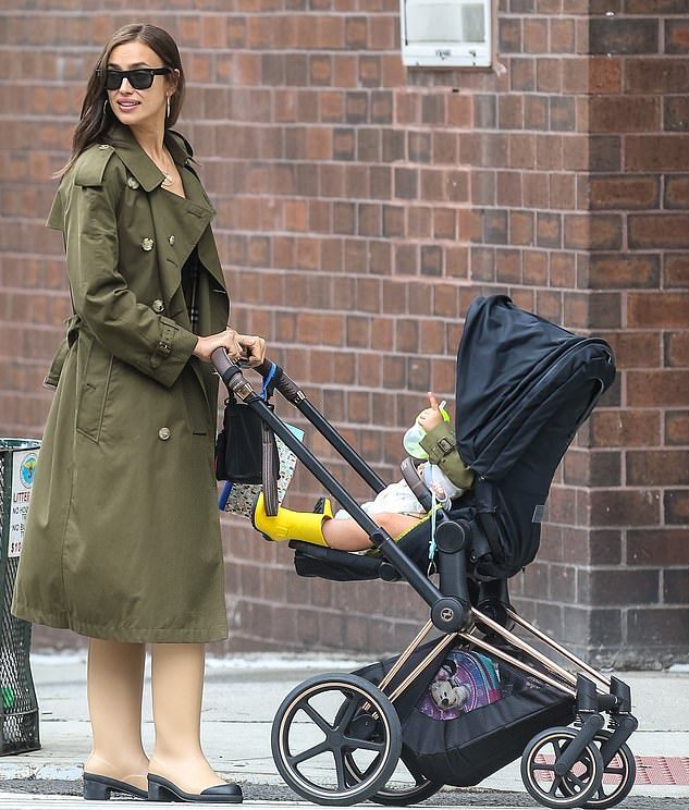 伊莲娜最新出街,伊莲娜带女儿出街