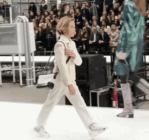 香奈儿新款流浪包大号的尺寸,香奈儿流浪包哪里买