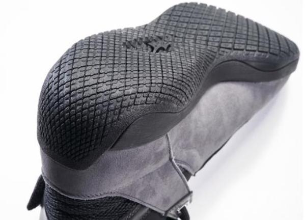 娱车有关：穿着这双马自达美津浓联名款驾驶鞋应该就不会堵车了