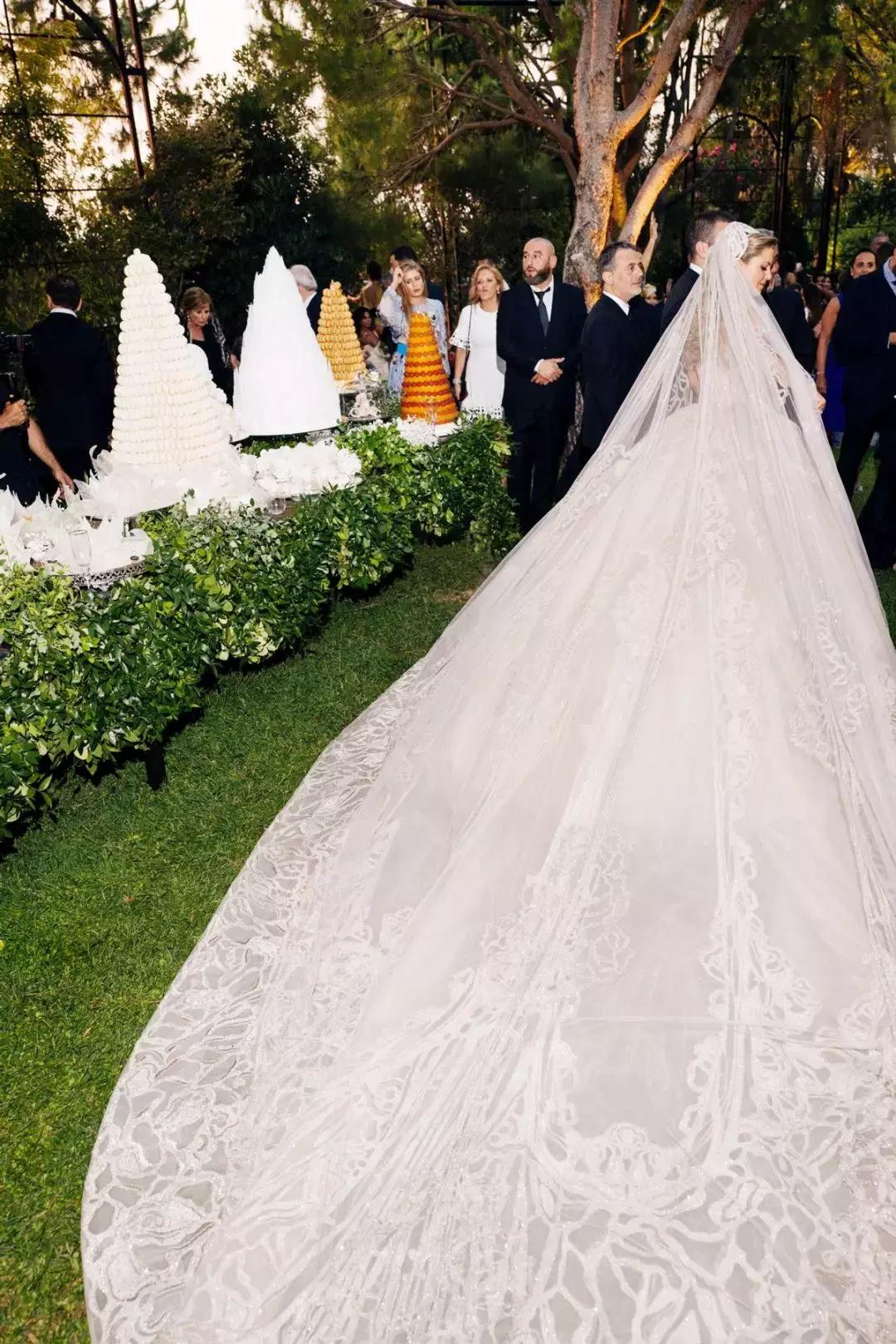 15万颗施华洛世奇水晶,eliesaab婚纱