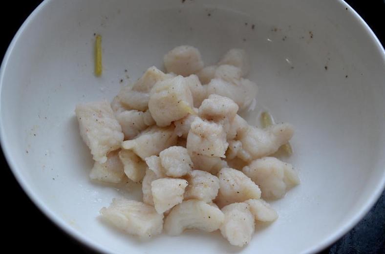 番茄鱼怎么做汤色好看,番茄鱼怎样做好吃而且简单