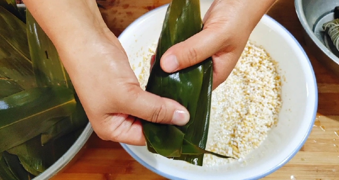 最简单的粽子包法教程,最简单粽子的多种包法