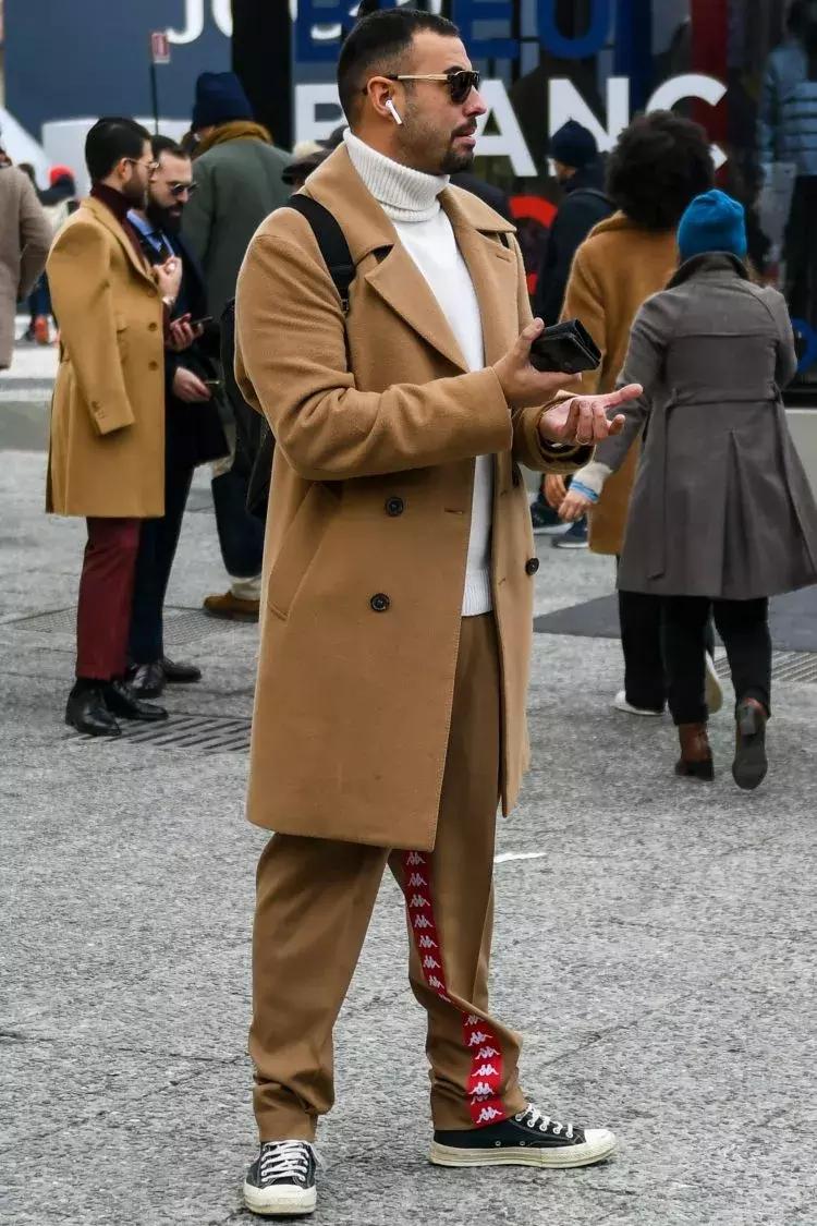 运动裤的多种穿搭方式,男生灰色运动裤怎么穿搭