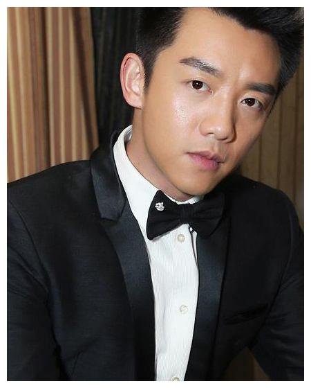 郑恺苗苗互相晒照庆祝结婚一周年,郑恺官宣苗苗产女后再秀恩爱