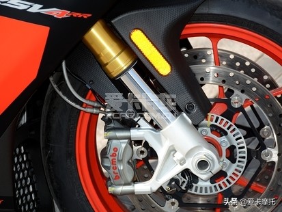 小姐姐骑着粉红色的仿赛摩托车,仿赛摩托车低座推荐