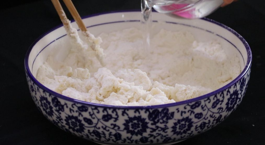 家庭版茄子馅饺子家常做法 (如何在家制作茄子馅饺子)