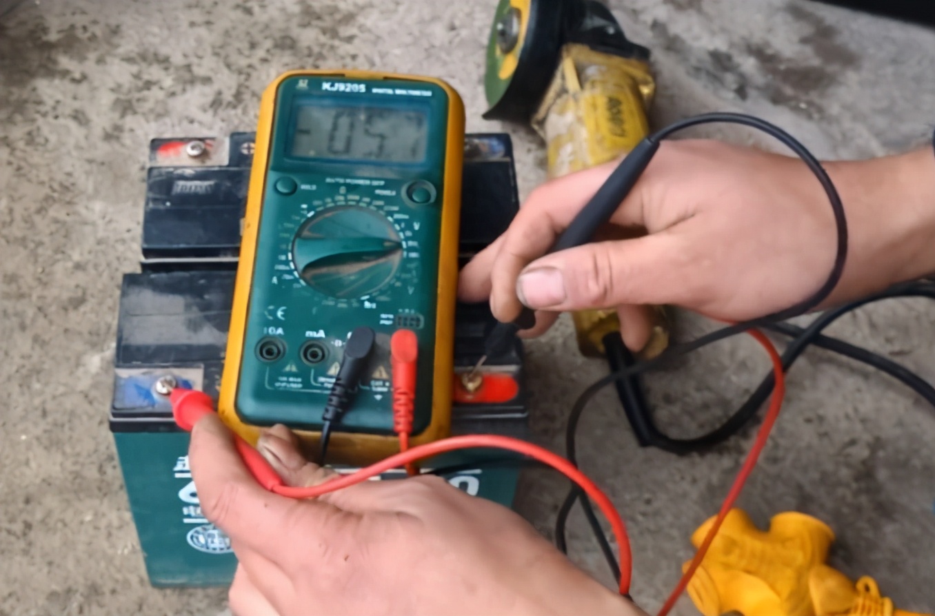 电动车换新电池也不耐用怎么回事,电动车没劲是电瓶该换了吗