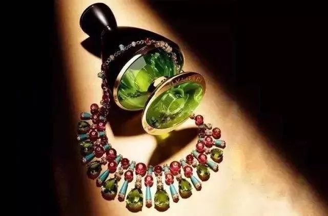 在户外挖到这样宝石千万别扔掉,不怕太阳暴晒的宝石