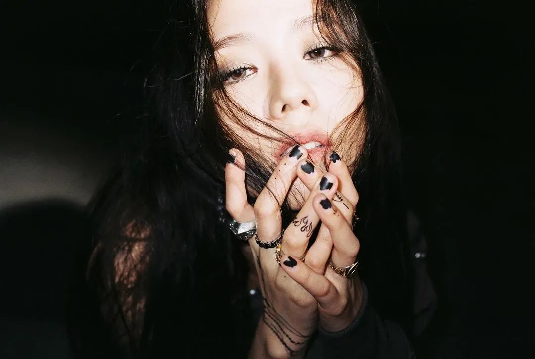 从BP小糊咖到Dior千金,Jisoo的脸越来越值钱了