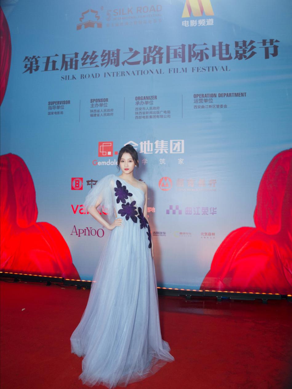 原来关晓彤也有傲人身材,关晓彤恋爱3年