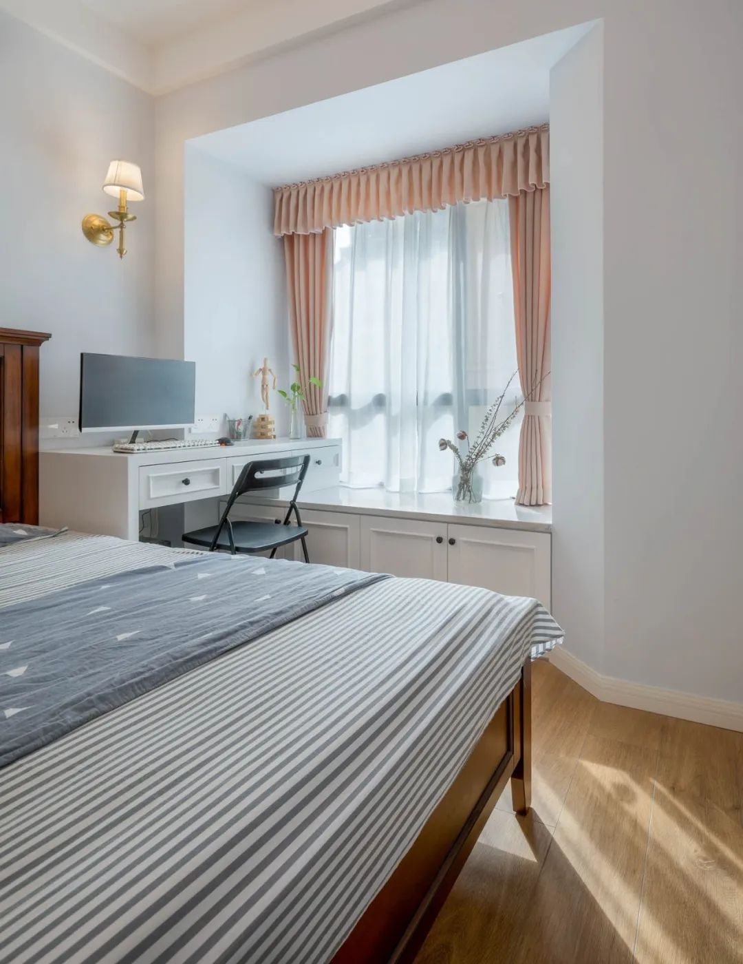 不顾后果砸掉飘窗,锤子砸下去瞬间,她们就后悔了