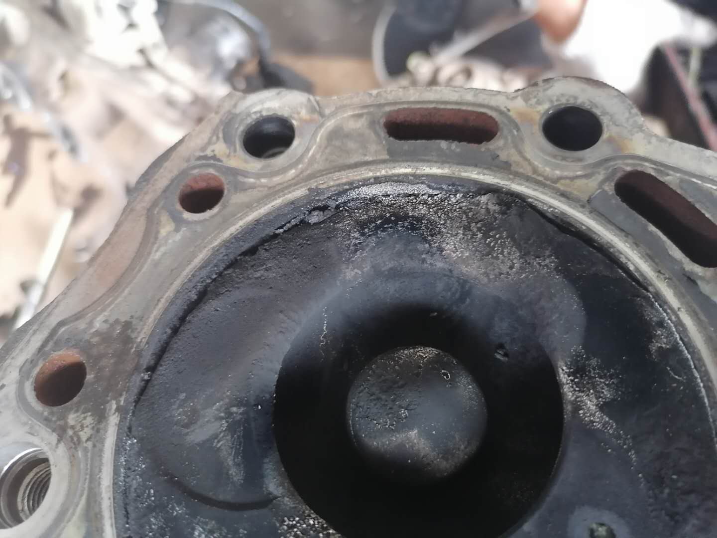 才跑4万公里货车烧机油怎么回事,发动机烧机油活塞发黑