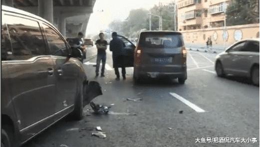 路口掉头直行车撞到谁的责任,路口掉头后车超车被撞谁的责任