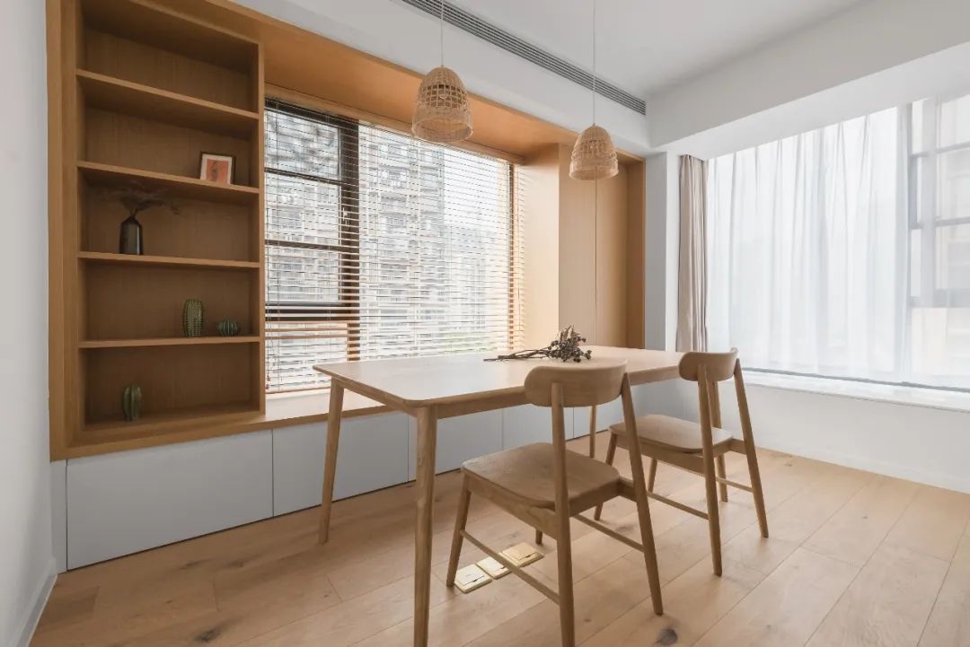 不顾后果砸掉飘窗,锤子砸下去瞬间,她们就后悔了