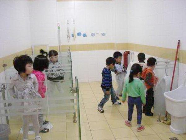 孩子在幼儿园不敢去上洗手间,不愿意上幼儿园的孩子后果