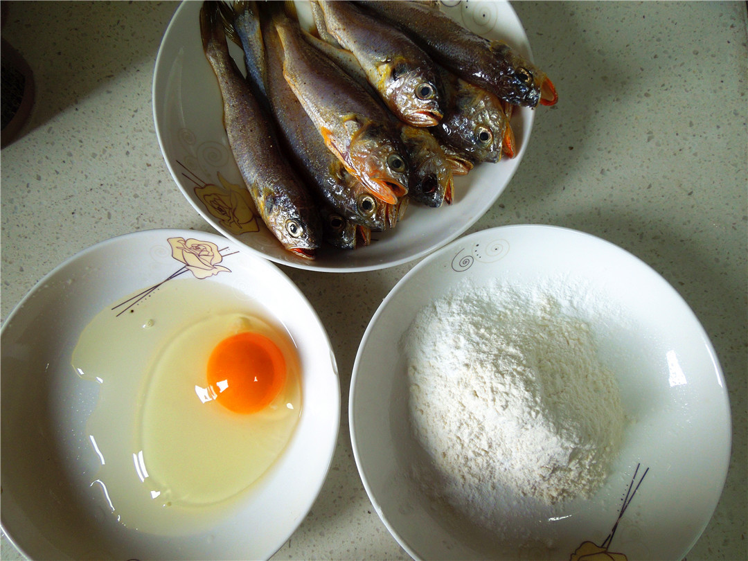 家常小黄鱼油炸,小黄鱼做法少油