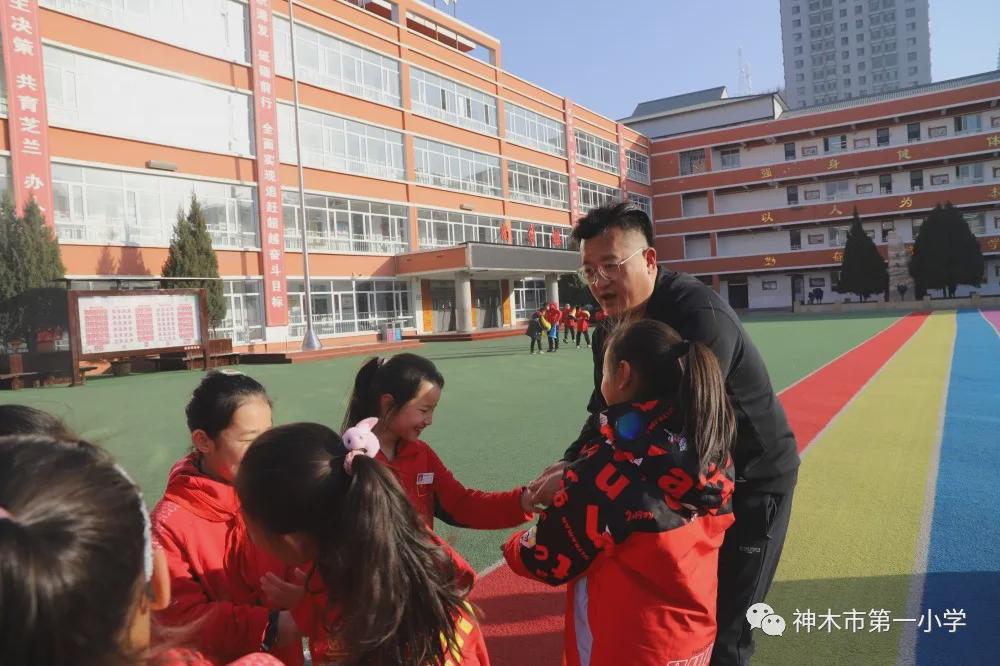 神木第一小学拔河比赛,小学体育优质课简报