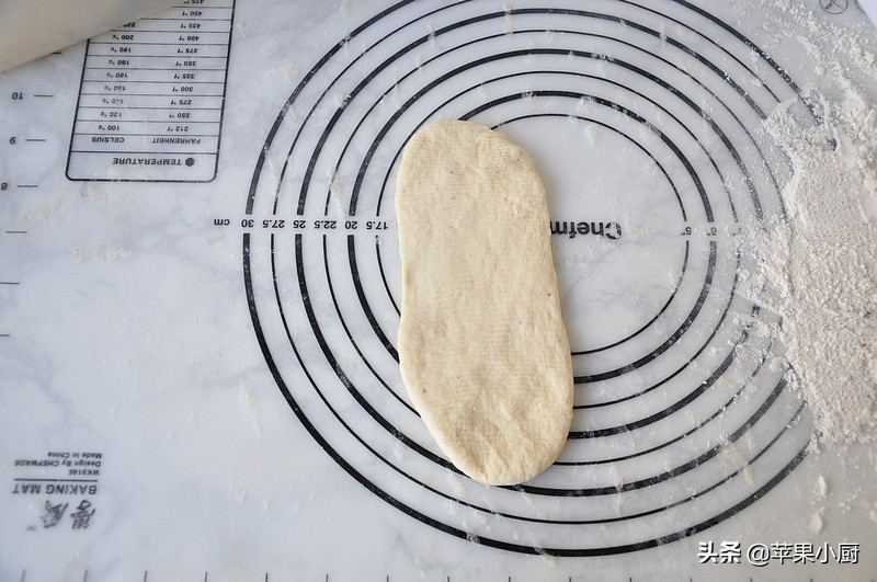 香蕉变黑别着急扔，加点面粉拌一拌，做面包，香甜松软，味道独特