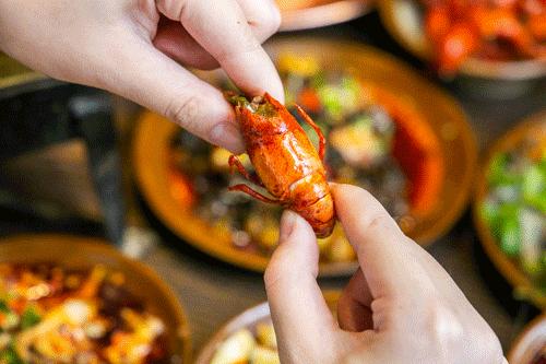 火爆襄阳的3层“壕锅”来袭！还有360°满到爆的龙虾牛蛙双子塔！