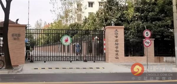 戴口罩扫码排队,戴口罩有序排队