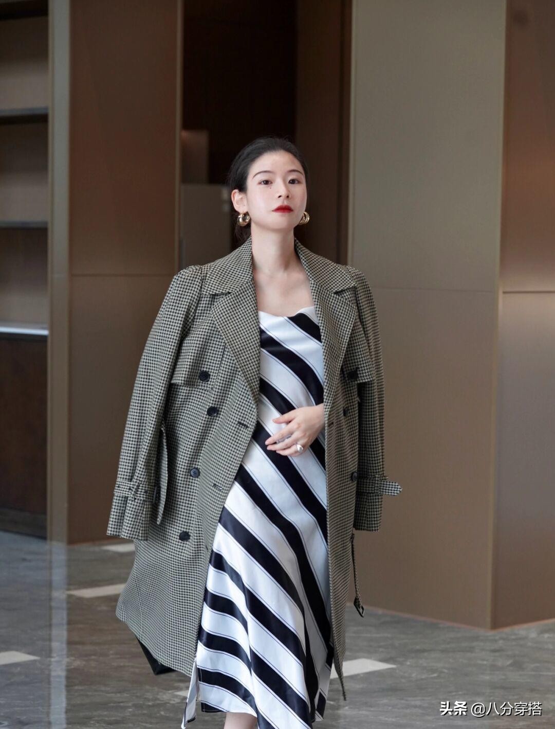 今年“千鸟格大衣”火了,建议选这几种,照穿不出错,保暖洋气