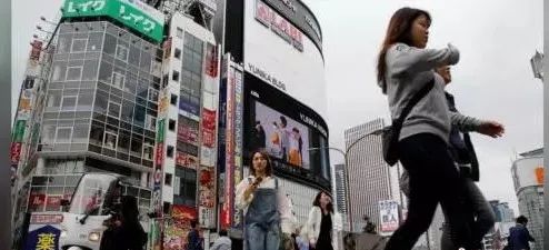 到外国“打黑工”，每天过着提心吊胆的日子，真划算吗？