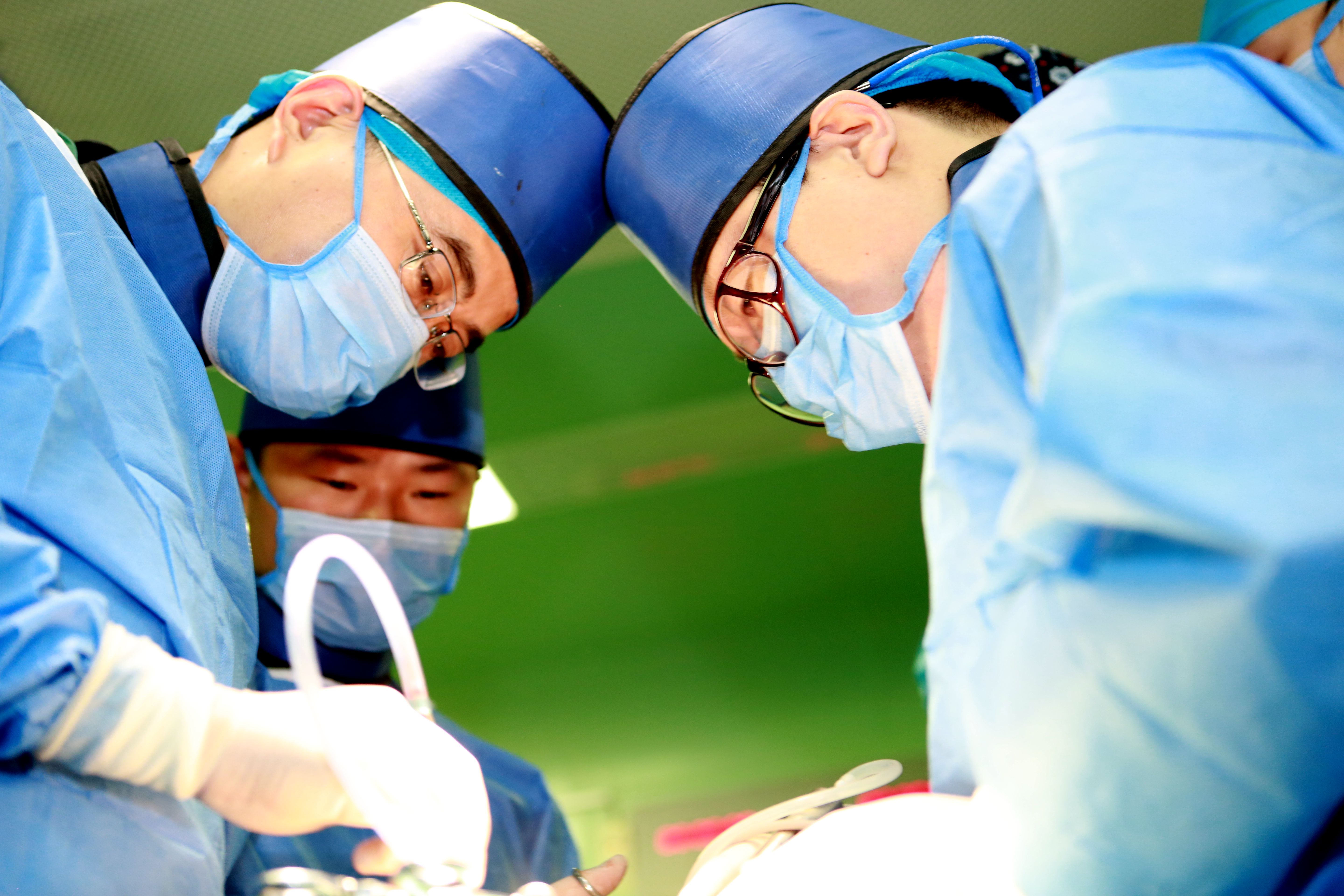 严重驼背的人能平躺吗,驼背18年终于治好了