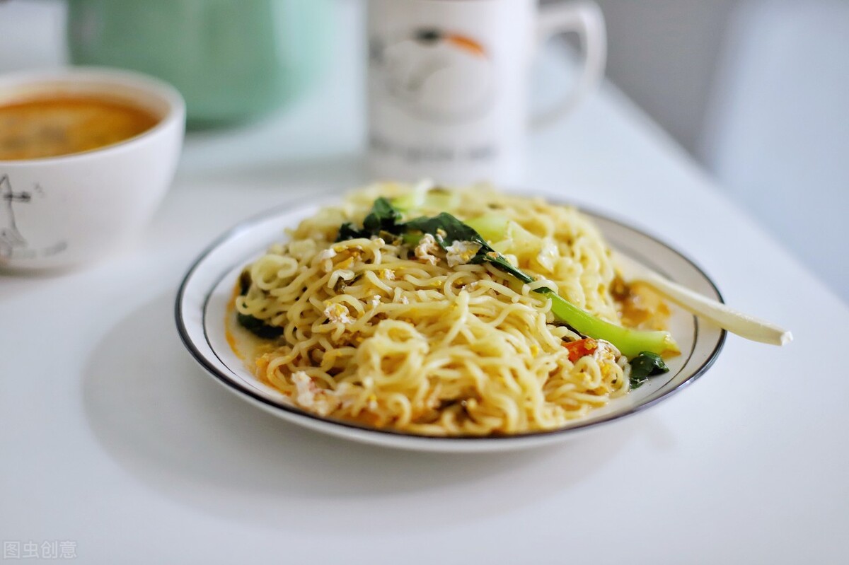 半夜饿了能吃泡面吗,晚上饿了应该吃点什么美味的食物