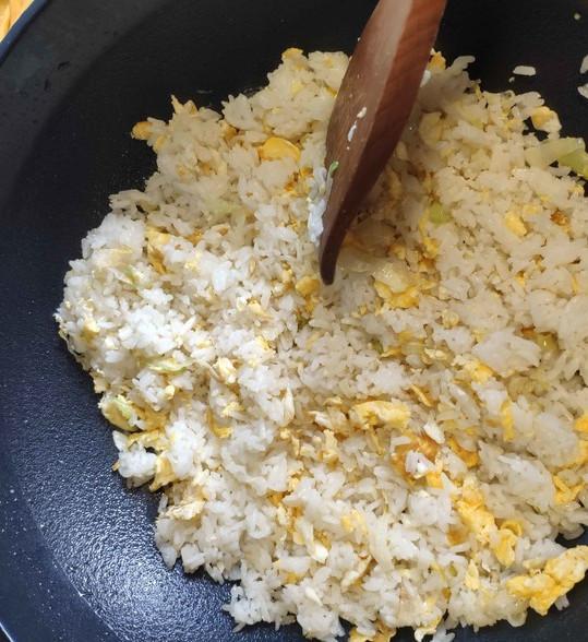 怎么能炒出跟饭店一样美味的炒饭,火腿炒蛋炒饭的做法大全图解