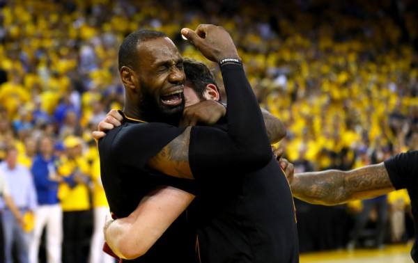 体坛十大感人瞬间：梅西、科比上榜，篮球励志帝惊动了NBA球星