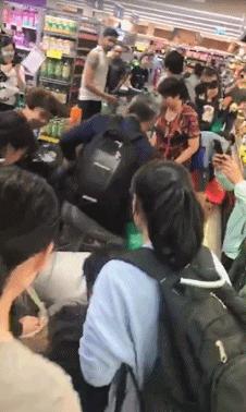 中国代购=抢奶粉？中国大爷大妈国外超市哄抢奶粉，吓坏了老外……