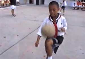 炫得不得了!武磊十岁花式颠球视频曝光,从小就有“球王”风范