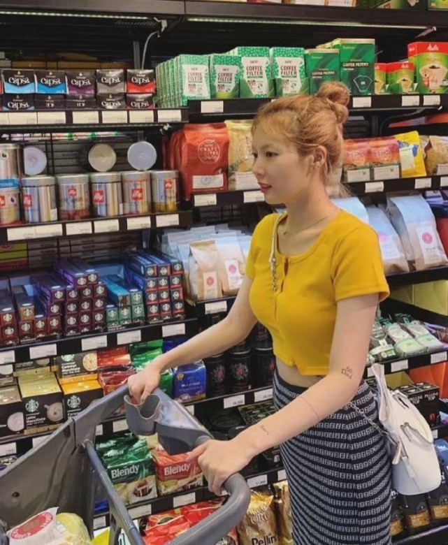 火了金泫雅的粉色“*弹子**鞋”，显脚长2cm，却是无敌显腿细神奇