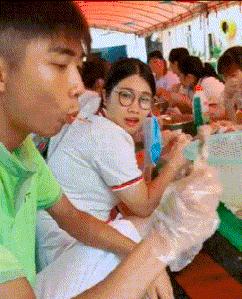 搞笑gif妹子的内心是崩溃的,搞笑gif妹子原来是个逗比