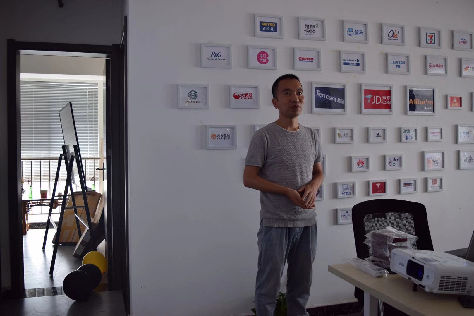 零售圈成立一周年庆典成功,零售圈大会主持