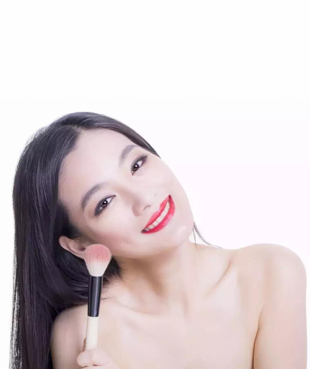 脸上起皮怎么化妆,脸上起皮干燥化妆不服帖怎么办