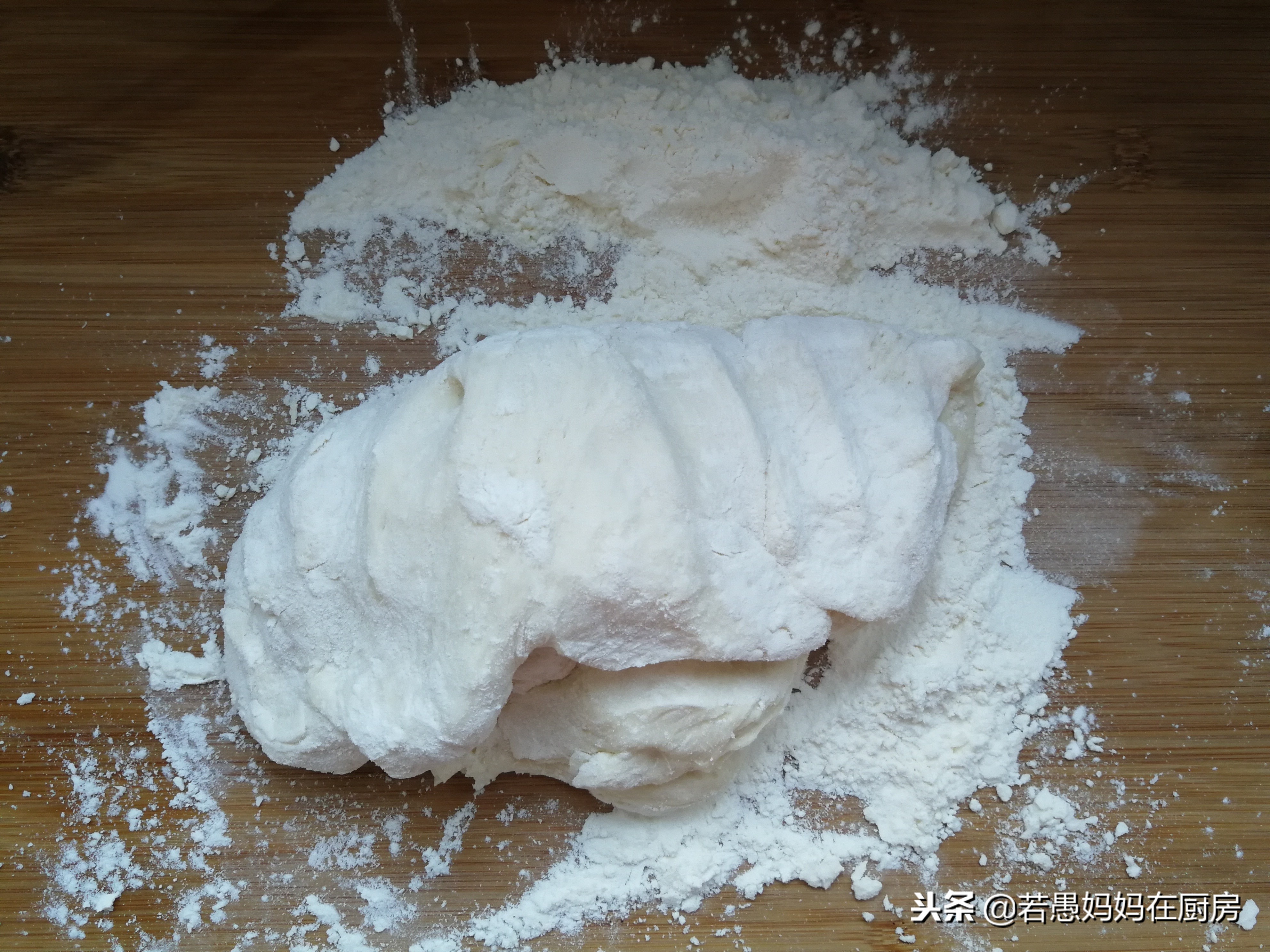 不用泡打粉不用碱，教你做松软筋道的白馒头，越嚼越香！