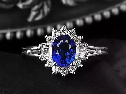 大多数明星的婚戒都是钻石鸽子蛋,女明星穿的婚纱和戒指