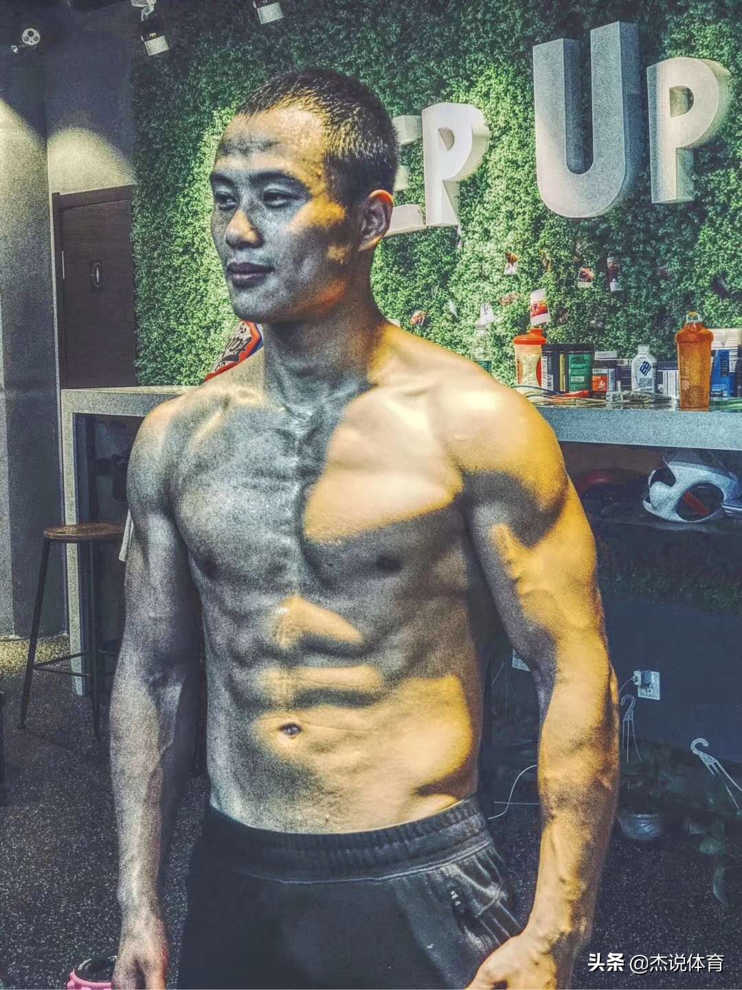 铁英华邓泽奇金腰带之战,铁英华和邓泽奇实力差距多大