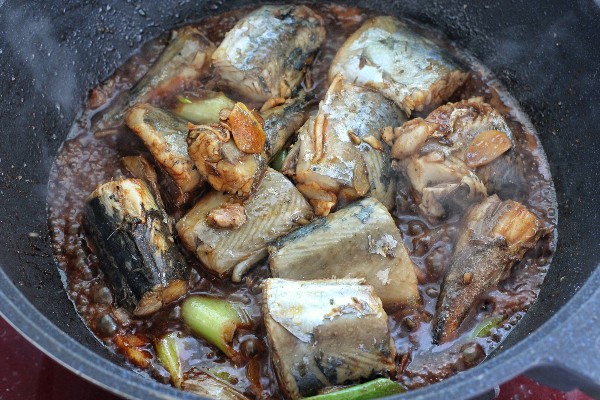 千炖豆腐万炖鱼的功效与作用,鲜香美味的鱼炖豆腐