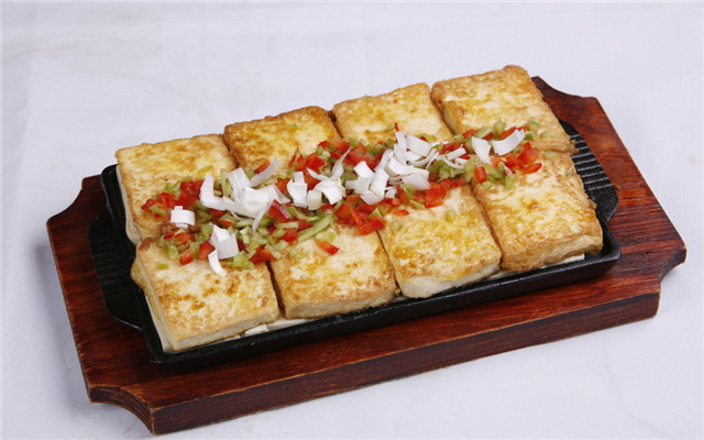 煎豆腐时下油锅多1步豆腐不粘锅,豆腐的做法简单又好吃煎豆腐