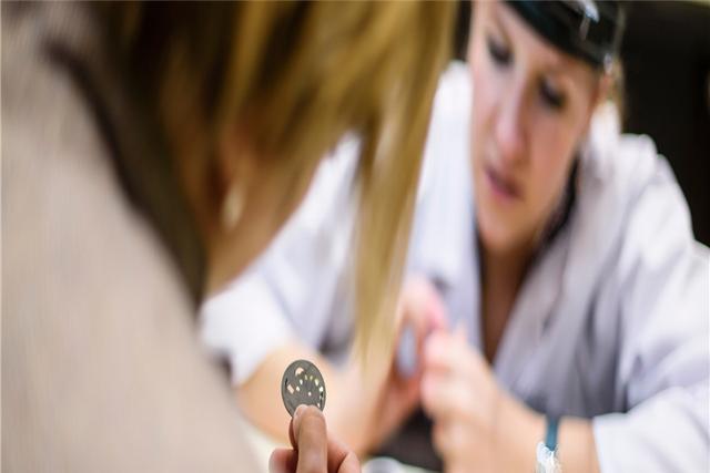 手表掉地上秒针松了,手表表针掉了怎么维修