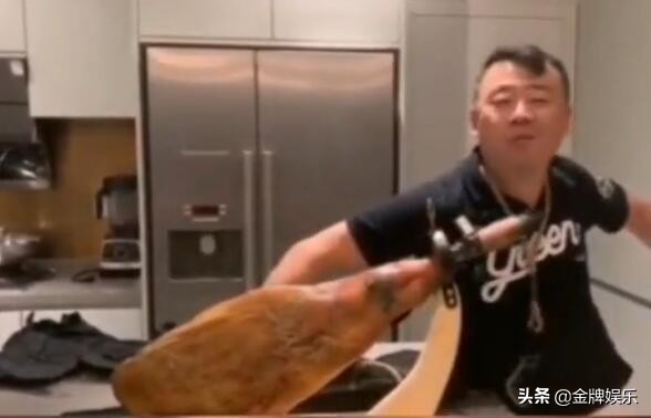 周立波分享五一假期的动态！在家里吃上万元的西班牙顶级火腿