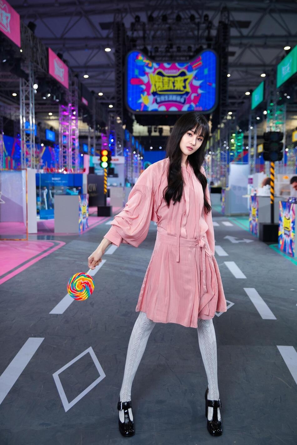 时尚潮流黑袜,今年流行的黑袜